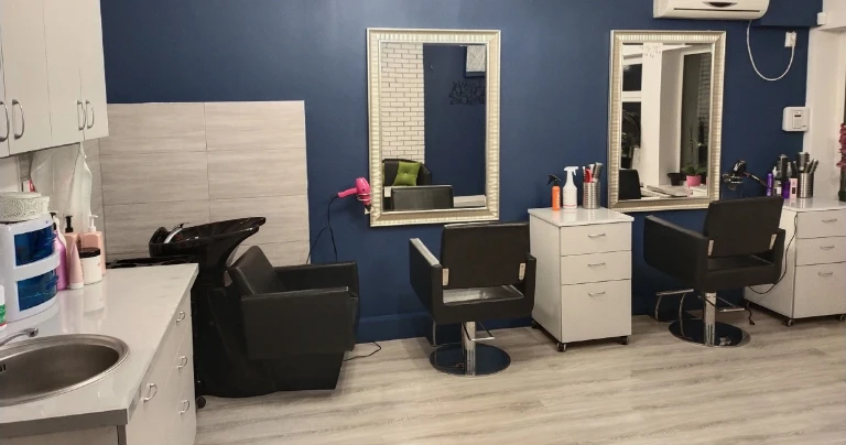 wnętrze salonu fryzjerskiego